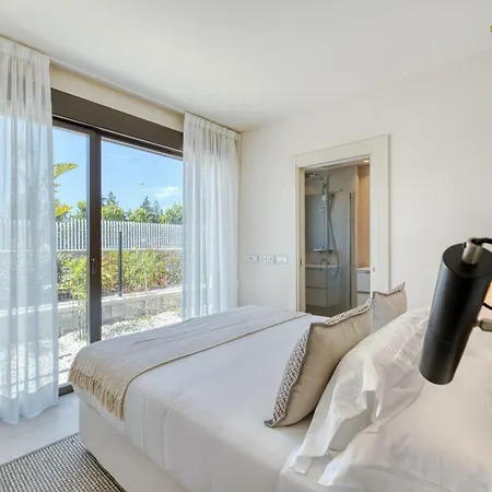 3001 Velaya Beachfront Luxury Apartment *
